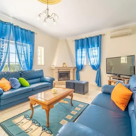 Mina - Large House Sleeps 9, Walk To Beach, Golf And Shops Holiday home