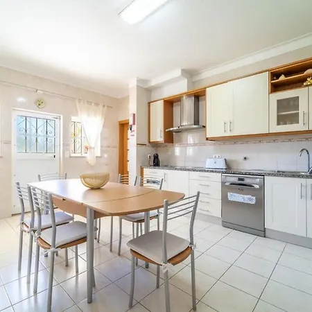 Mina - Large House Sleeps 9, Walk To Beach, Golf And Shops Guia (Faro)