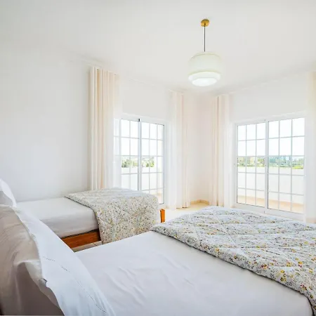 Vila Mina - Large House Sleeps 9, Walk To Beach, Golf And Shops Guia (Faro)