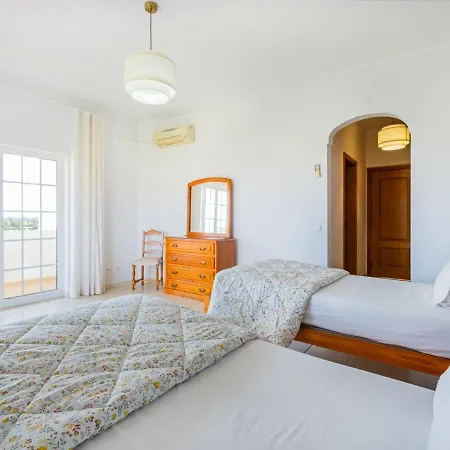 Vila Mina - Large House Sleeps 9, Walk To Beach, Golf And Shops *