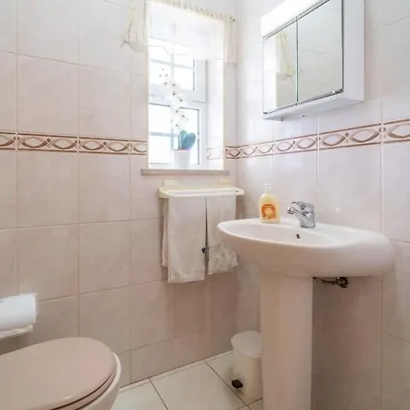 Mina - Large House Sleeps 9, Walk To Beach, Golf And Shops